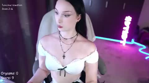 Snapshot of uindi chatting on 07-29-26, 03:21 Izzy online show from 07-29-26, 03:21