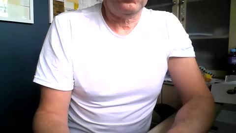 Snapshot of ukshowall chatting on 10-04-25, 10:57 mark online show from 10-04-25, 10:57