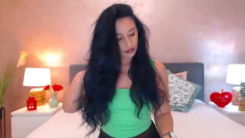 Snapshot of uniquemissy chatting on 02-11-25, 08:37 Andreea online show from 02-11-25, 08:37