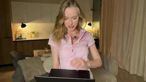 Snapshot of unnabella chatting on 05-26-26, 07:32 UnnaBella online show from 05-26-26, 07:32