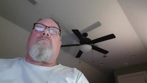 Snapshot of up2later chatting on 01-24-25, 04:27 up2later online show from 01-24-25, 04:27