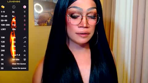 Snapshot of ur_new_fantasy chatting on 12-14-25, 02:33 Call me Queeny online show from 12-14-25, 02:33