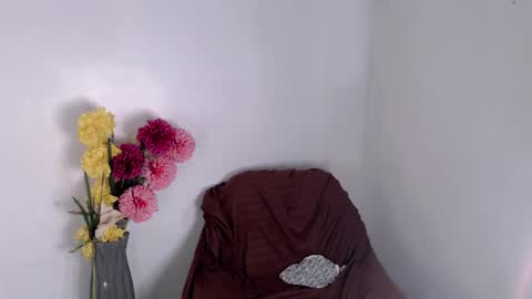 Snapshot of urbitchfantasexx_miles25 chatting on 11-25-25, 09:20 Miles online show from 11-25-25, 09:20