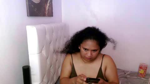 Snapshot of urhotmariahclara chatting on 05-22-26, 04:23 Anna online show from 05-22-26, 04:23
