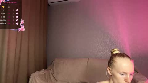 Snapshot of uriyani chatting on 10-14-25, 07:03 ElizabethLizy online show from 10-14-25, 07:03