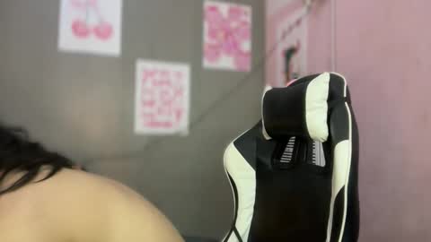 Snapshot of urlovely_ariana chatting on 12-19-25, 01:29 Ariana online show from 12-19-25, 01:29