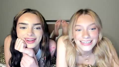 Snapshot of urlunababy chatting on 06-12-26, 03:38 Luna Baby online show from 06-12-26, 03:38