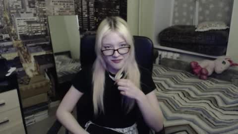 Snapshot of uroxygen chatting on 03-15-26, 07:31 Mary online show from 03-15-26, 07:31