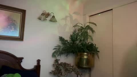 Snapshot of ursw33taddiction chatting on 01-28-25, 01:05 Sasha online show from 01-28-25, 01:05