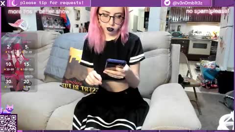 Snapshot of v3n0mb1t3z chatting on 11-08-25, 12:44 kermit online show from 11-08-25, 12:44