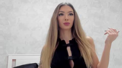 Mia online show from 09-19-25, 08:16