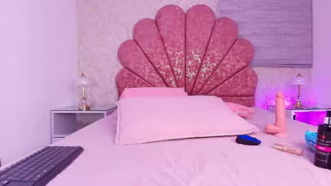 Snapshot of vaiolet_colls chatting on 06-19-26, 11:47 Vaiolet colls online show from 06-19-26, 11:47