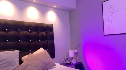 Snapshot of valen_scott_ chatting on 09-20-25, 02:29 Valen Scott online show from 09-20-25, 02:29
