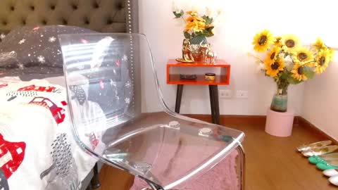 Valen Ferrer online show from 12-19-24, 10:00