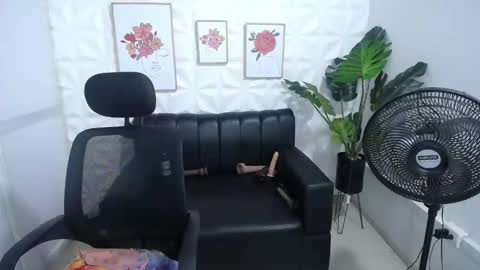 Snapshot of valentina_mature chatting on 02-13-25, 09:27 Valentina online show from 02-13-25, 09:27