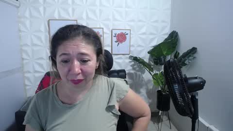 Snapshot of valentina_mature chatting on 02-16-25, 04:42 Valentina online show from 02-16-25, 04:42