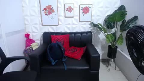 Snapshot of valentina_mature chatting on 03-07-25, 08:44 Valentina online show from 03-07-25, 08:44