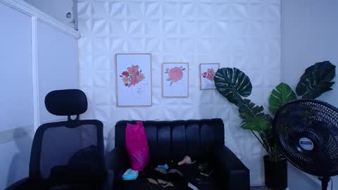 Snapshot of valentina_mature chatting on 09-28-25, 01:22 Valentina online show from 09-28-25, 01:22