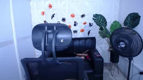 Snapshot of valentina_mature chatting on 10-01-25, 11:00 Valentina online show from 10-01-25, 11:00