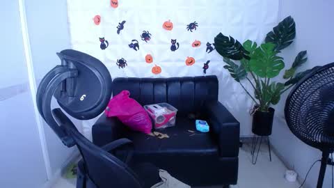 Snapshot of valentina_mature chatting on 10-06-25, 10:29 Valentina online show from 10-06-25, 10:29