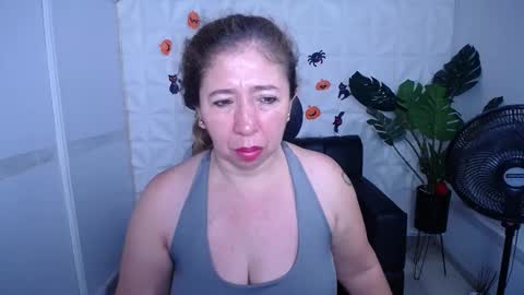 Snapshot of valentina_mature chatting on 10-12-25, 09:03 Valentina online show from 10-12-25, 09:03