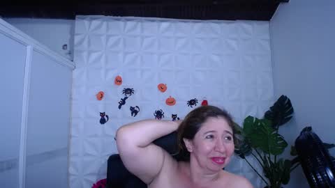 Snapshot of valentina_mature chatting on 10-20-25, 06:08 Valentina online show from 10-20-25, 06:08