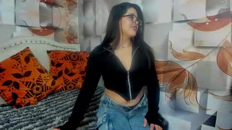 Snapshot of valentina_purple chatting on 07-25-26, 03:04 VALENTINA online show from 07-25-26, 03:04