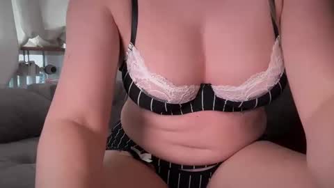 Snapshot of valentina_thedoll chatting on 09-17-25, 08:05 Valentina online show from 09-17-25, 08:05