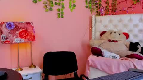 Snapshot of valentinee_xo chatting on 06-19-26, 05:45 valentinee_xo online show from 06-19-26, 05:45