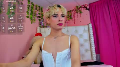 Snapshot of valentinee_xo chatting on 06-27-26, 05:45 valentinee_xo online show from 06-27-26, 05:45