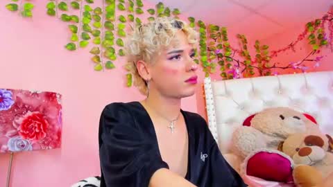 Snapshot of valentinee_xo chatting on 07-04-26, 12:11 valentinee_xo online show from 07-04-26, 12:11