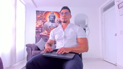 Snapshot of valentino_dossantos chatting on 12-19-24, 07:51 online show from 12-19-24, 07:51