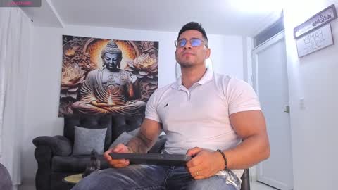 Snapshot of valentino_dossantos chatting on 12-24-24, 02:54 online show from 12-24-24, 02:54