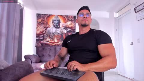 Snapshot of valentino_dossantos chatting on 01-16-25, 07:41 online show from 01-16-25, 07:41