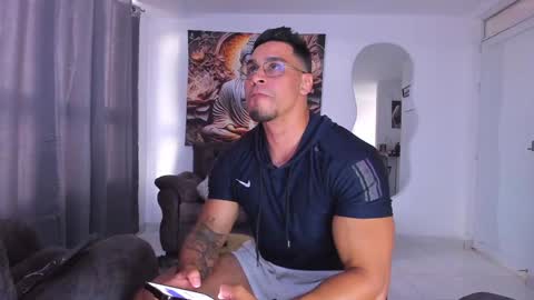 Snapshot of valentino_dossantos chatting on 01-31-25, 08:43 online show from 01-31-25, 08:43