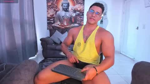 Snapshot of valentino_dossantos chatting on 02-14-25, 09:43 online show from 02-14-25, 09:43