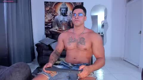 Snapshot of valentino_dossantos chatting on 02-25-25, 12:03 online show from 02-25-25, 12:03