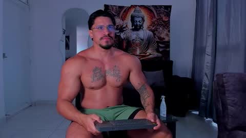 Snapshot of valentino_dossantos chatting on 10-18-25, 02:40 online show from 10-18-25, 02:40