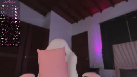 Snapshot of valeria_uribe22 chatting on 02-27-25, 08:31    online show from 02-27-25, 08:31