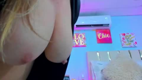 Snapshot of valerysex4u chatting on 05-23-26, 01:33 Valery online show from 05-23-26, 01:33