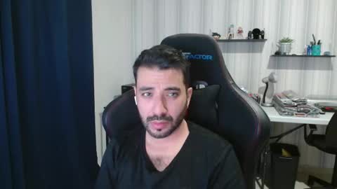 Roberto Carlos online show from 11-16-25, 10:37