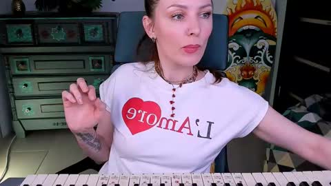 Snapshot of vandarossi chatting on 02-09-25, 02:29 Vanda online show from 02-09-25, 02:29