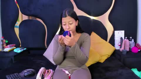 Snapshot of vanelin18 chatting on 07-15-26, 02:44 Vane online show from 07-15-26, 02:44