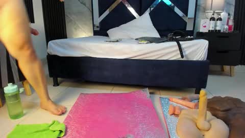 Vanessa Hard online show from 11-28-25, 08:22