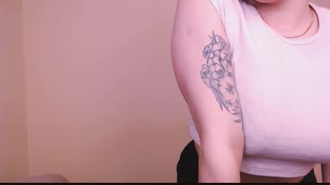 Snapshot of vanessakim_ chatting on 02-13-25, 06:05 Vanessa online show from 02-13-25, 06:05