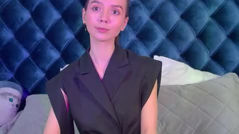 VanessaVienne online show from 04-18-26, 04:11