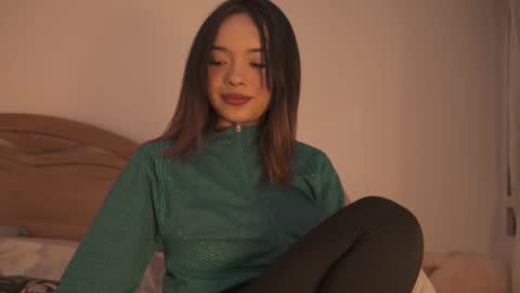 Snapshot of vanesse_ chatting on 10-10-25, 01:04 Irina online show from 10-10-25, 01:04