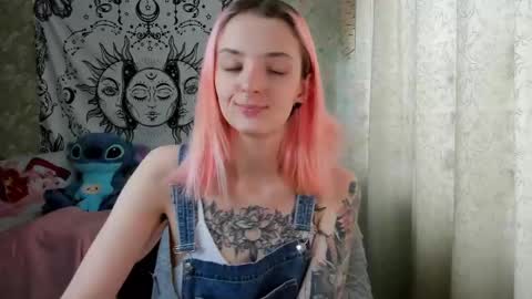 Snapshot of vanilla_arya chatting on 02-04-25, 07:40 Adelina online show from 02-04-25, 07:40