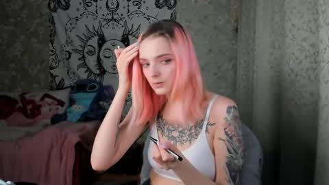 Snapshot of vanilla_arya chatting on 02-10-25, 01:22 Adelina online show from 02-10-25, 01:22