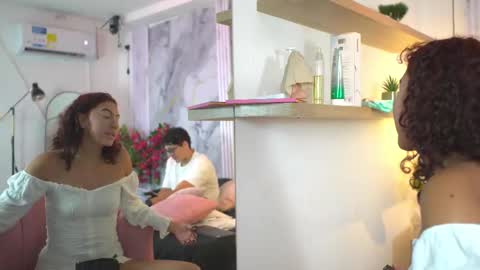Snapshot of vanilla_hot_ chatting on 10-19-25, 07:36 vanilla_hot_ online show from 10-19-25, 07:36
